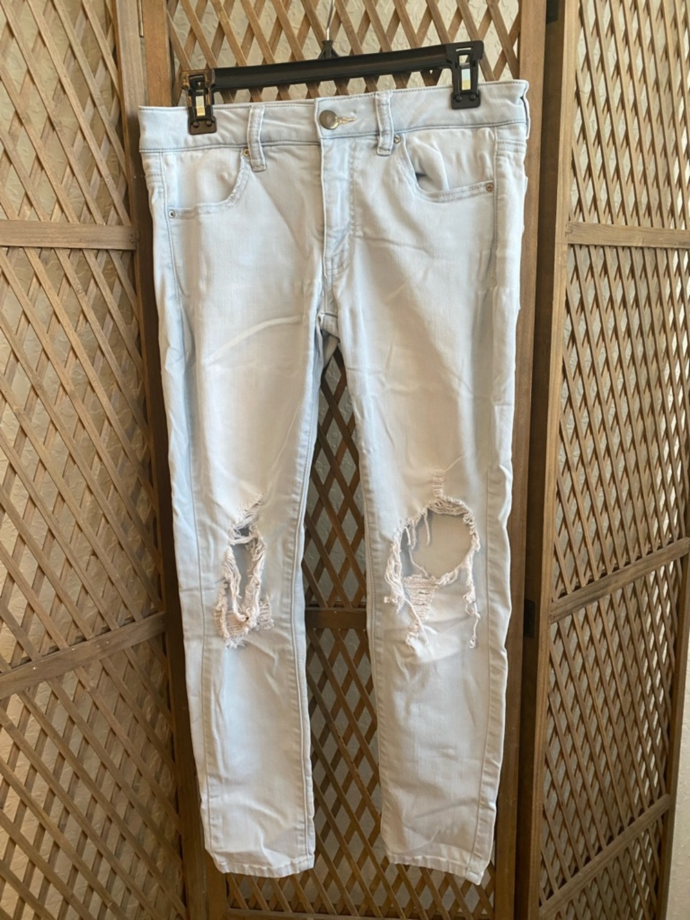American Eagle Light Wash Distressed Skinny Jegging